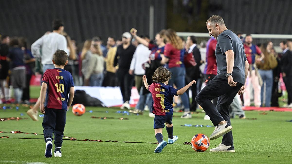 Flick juega con su nieto en Montjuïc tras celebrar el triplete doméstico
