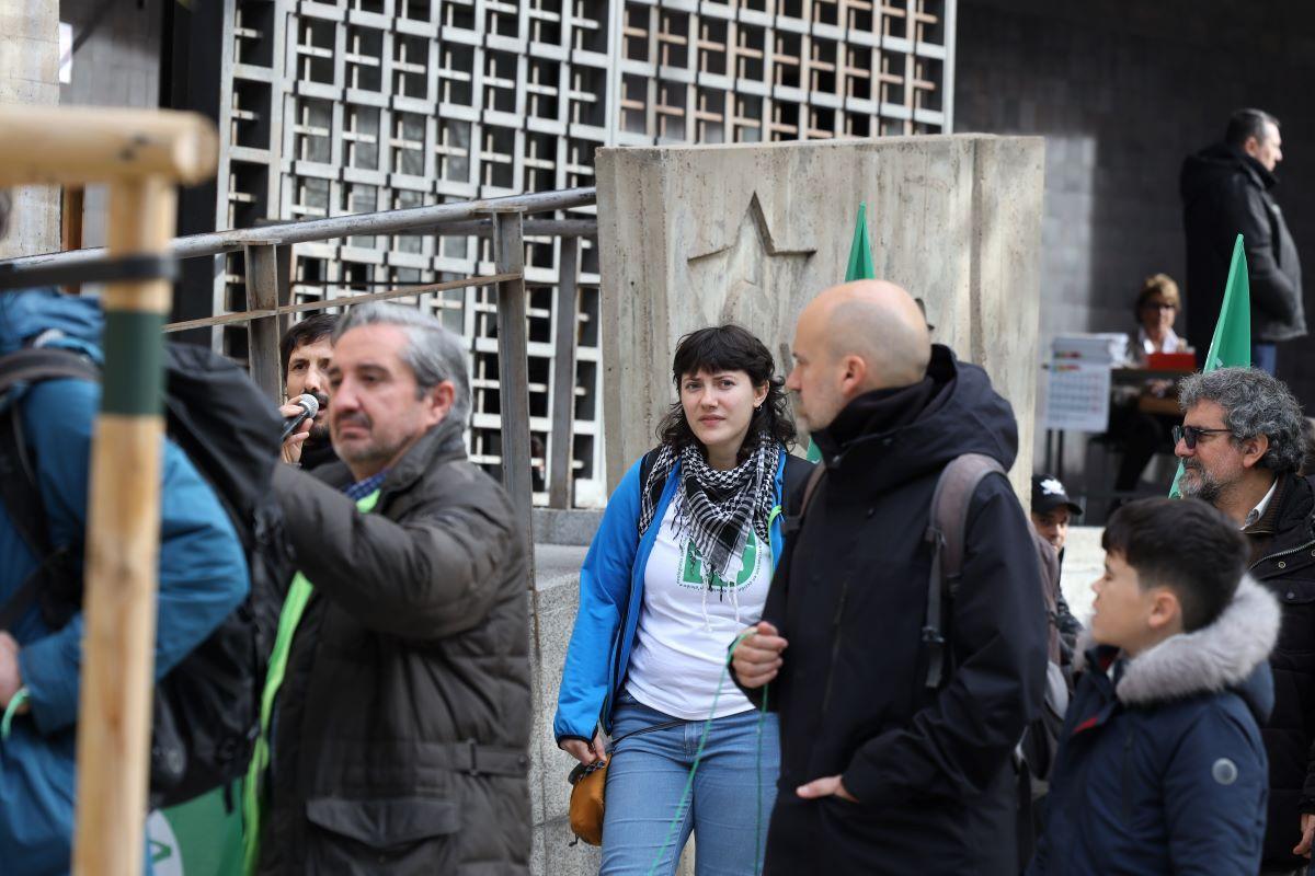 Cadena humana en Zaragoza en defensa de Canal Roya - El Periódico de Aragón