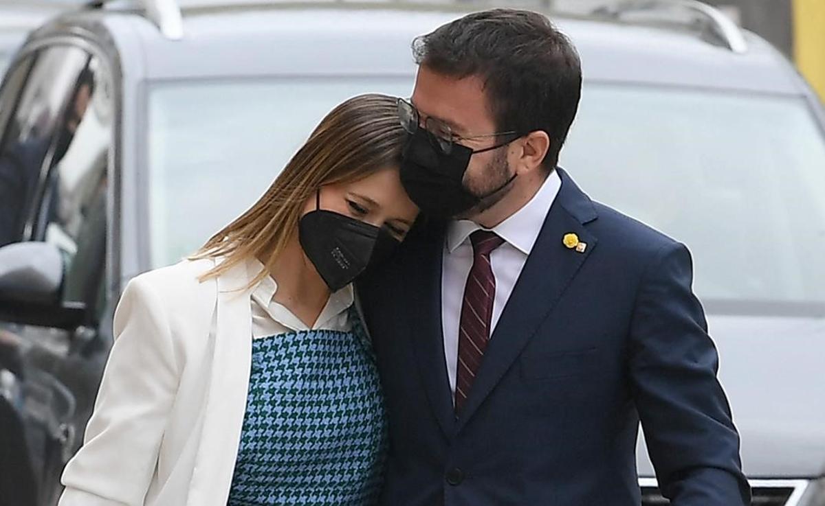 Esquerra Republicana de Catalunya s (ERC) leader Pere Aragones and his wife Janina Juli Pujol arrive to attend a session of the Catalan parliament to debate the swearing in of a new regional president for Catalonia in Barcelona on March 26  2021  (Photo by LLUIS GENE   AFP)