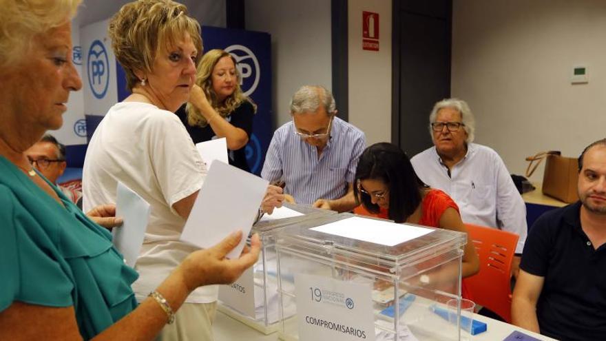 Afiliados a pie de urna, ayer por la mañana en la sede del partido en València.