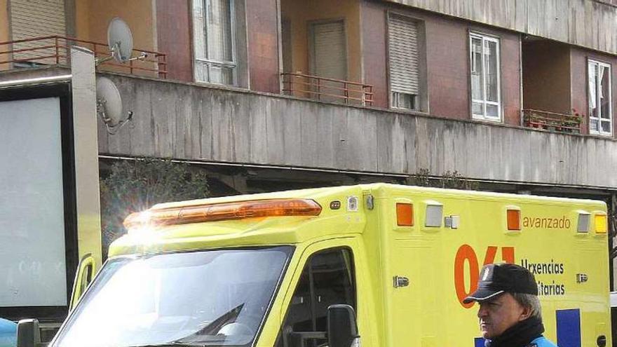 Un agente de la Policía Local, regulando la circulación mientras la ambulancia atiende al hombre atropellado ayer en Ourense. // I. Osorio