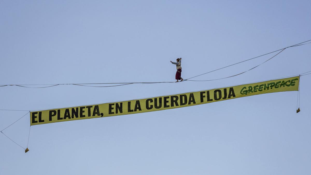 Una activista de Greenpeace protesta coincidint amb la celebració de la Cop30