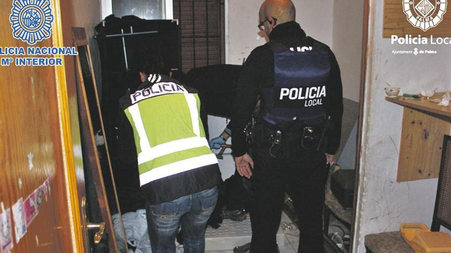 Agentes de la Policía Nacional y la Policía Local durante una actuación conjunta en Palma.