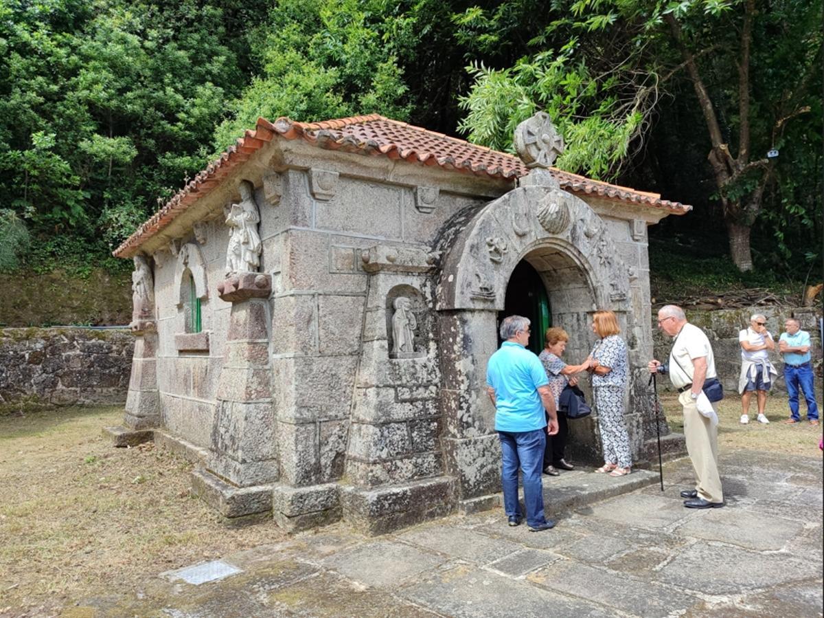 La actual capilla de Santos Reis, en su ubicación en O Valado, al pie del conocido como Monte Roxo (Bueu).