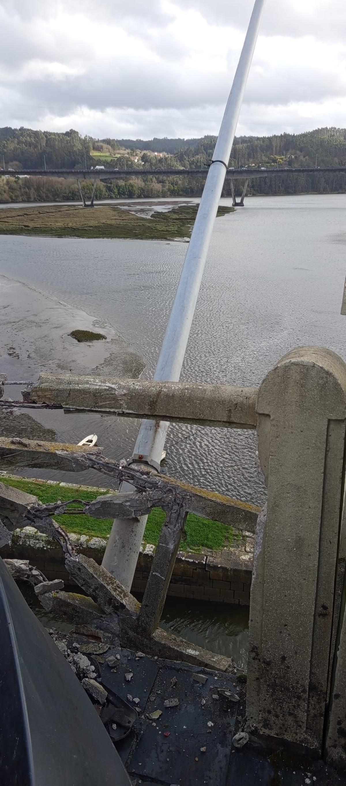 Daños en el petril del puente.