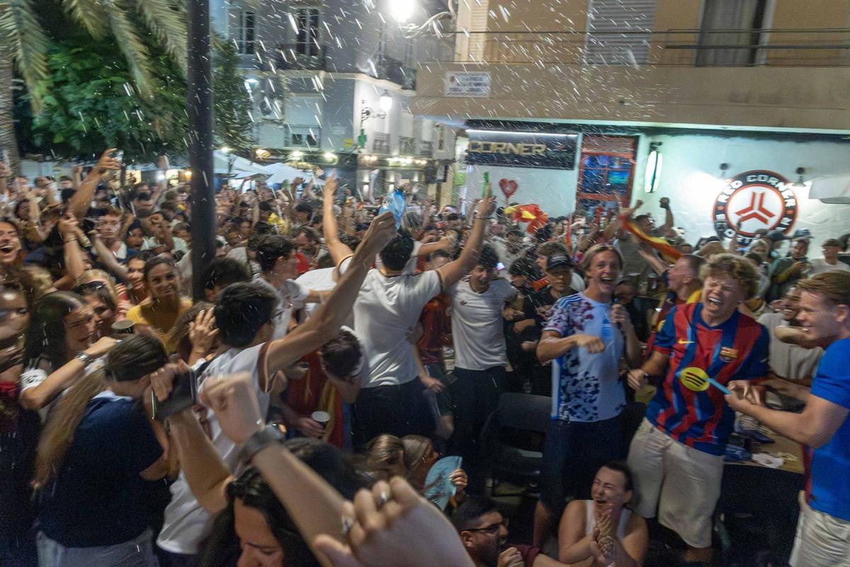 La alegría española y la tristeza francesa: así vivieron sus aficiones el partido decisivo en el centro de Alicante