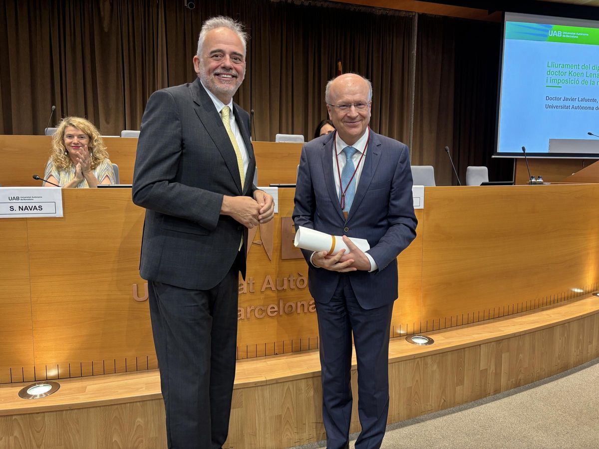 Koen Lenaerts, junto al rector de la UAB, Javier Lafuente, durante el acto en el que se nombró al presidente del TJUE doctor honoris causa.
