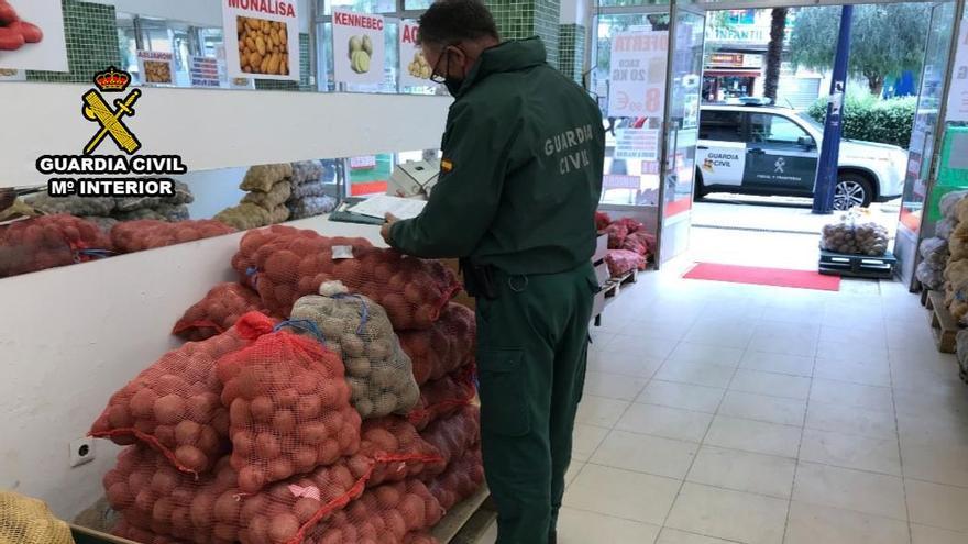 Un agente de la Guardia Civil con las patatas inmovilizadas en Vigo