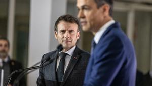 Pedro Sánchez con Emmanuel Macron durante la cumbre de Barcelona el 19 de enero