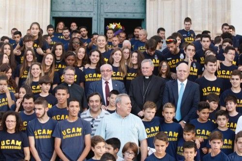 Ofrenda floral de los equipos de la UCAM en la Fuensanta