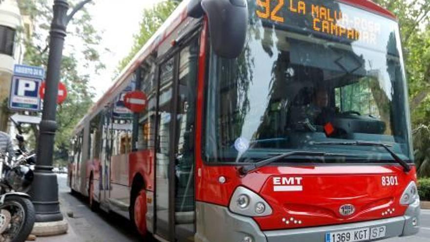 Uno de los nuevos autobuses híbridos articulados de la EMT que circulan por la línea 92.