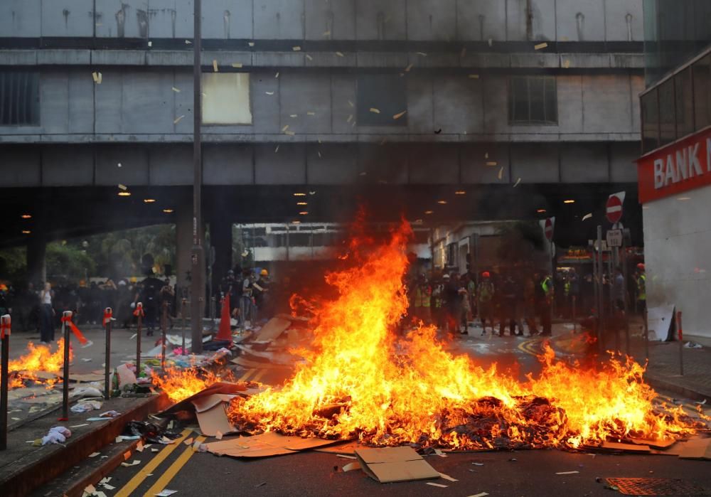Hong Kong vive una de sus jornadas más violentas en el 70 aniversario de la República Popular China.