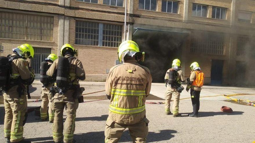 Se declara un incendio en una nave de una empresa de patinetes eléctricos, en el Portazgo