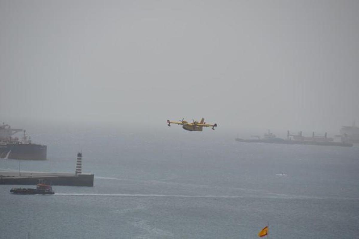 Los hidroaviones cargan agua en el Puerto de Las Palmas - Incendio Gran Canaria 2019