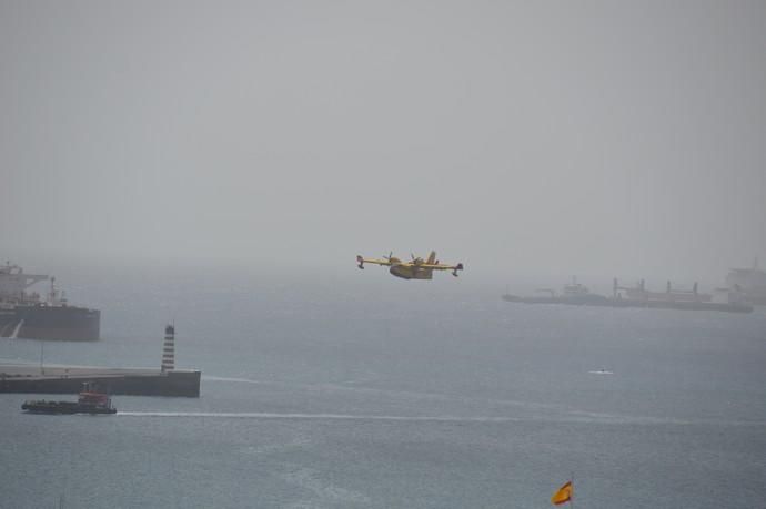 Los hidroaviones cargan agua en el Puerto de Las Palmas - Incendio Gran Canaria 2019