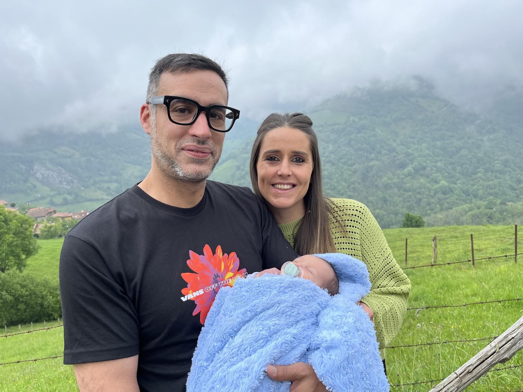 Una pareja de A Guarda da el primer niño en 40 años a un pueblo asturiano