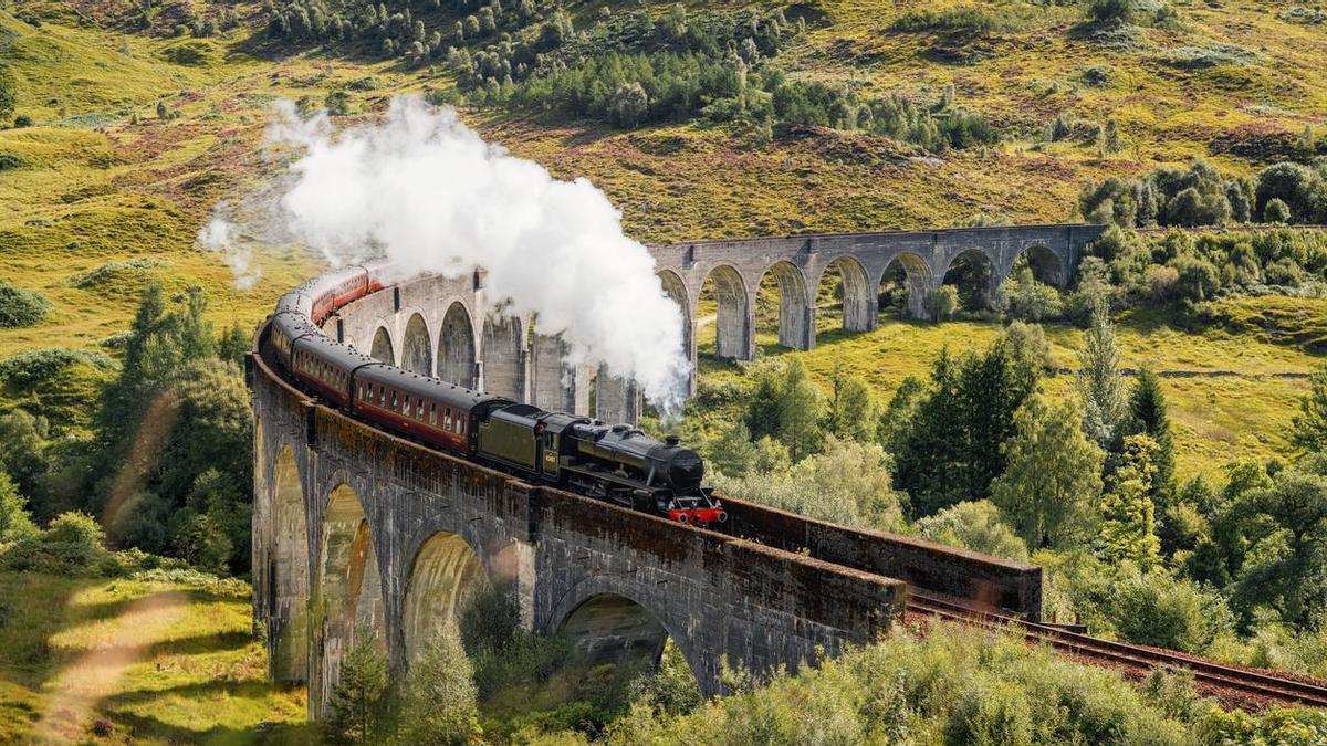 Tren de vapor en el viaducto de Glenfinnan en Escocia.