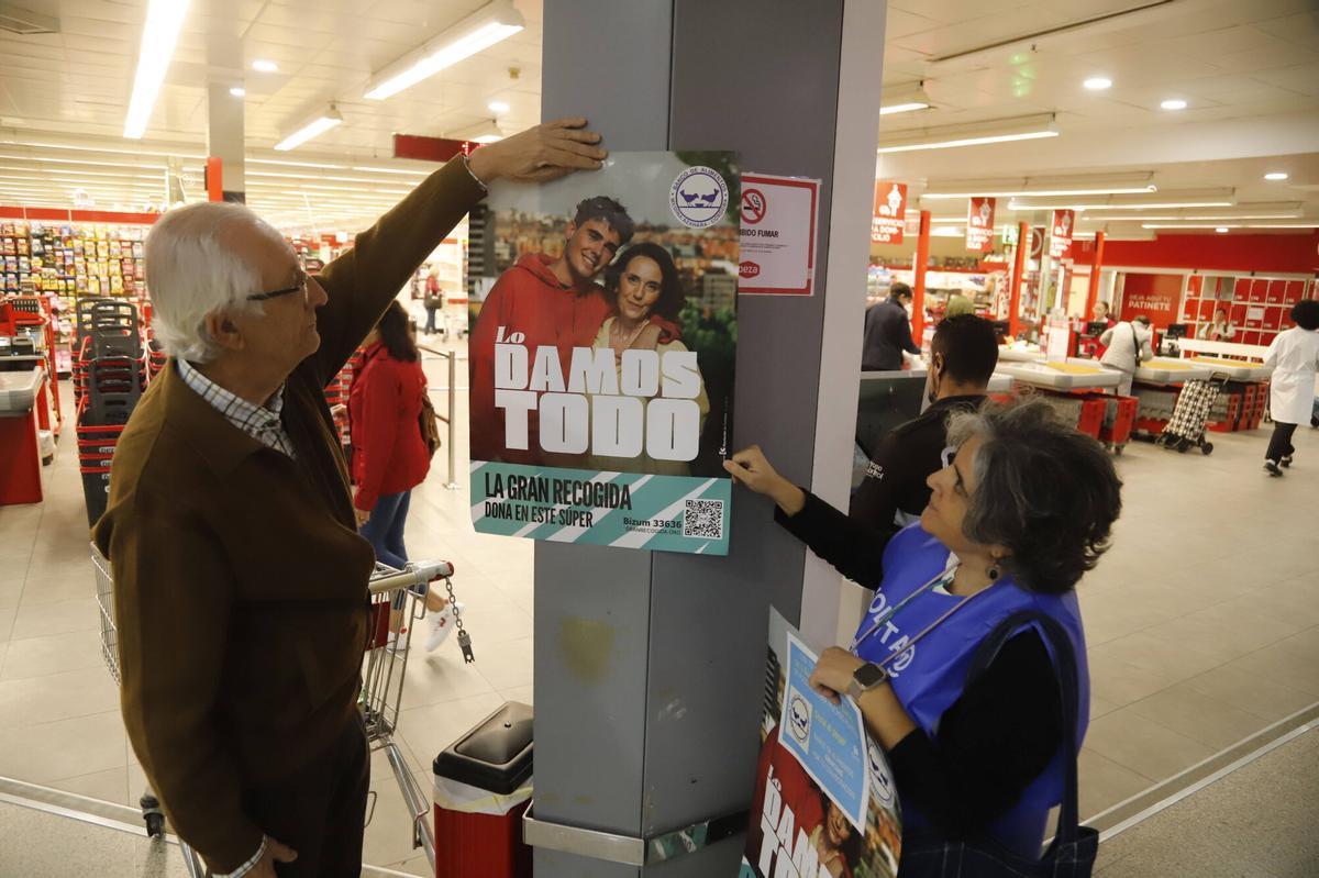 Colocación de un cartel de la Gran Recogida en Córdoba