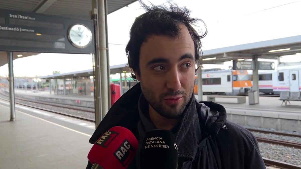 El portavoz de la plataforma Dignitat a les vies, Adrià Allo, valora la situación ferroviaria y anuncia una manifestación