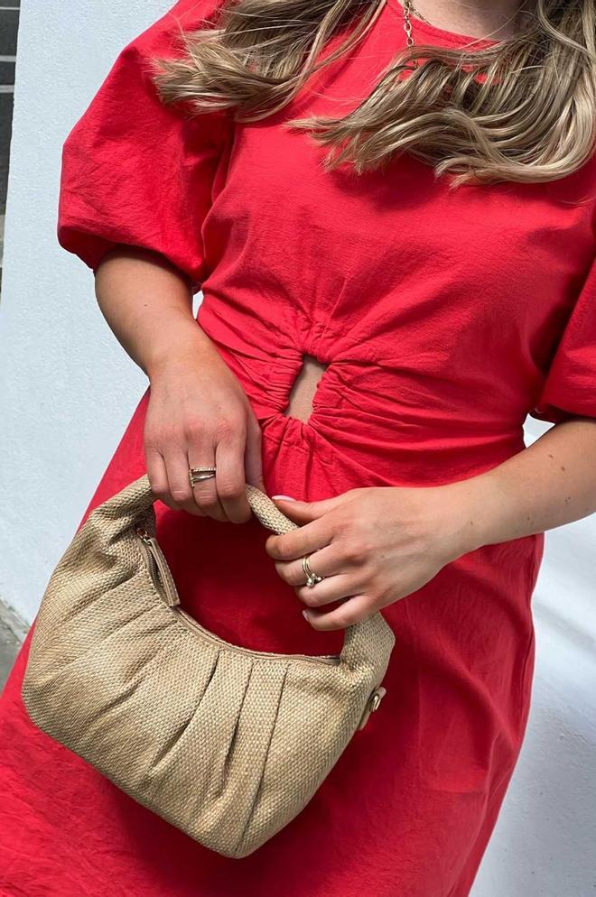 Detalle del 'cut out' con anilla cuadrada del vestido más viral de Primark