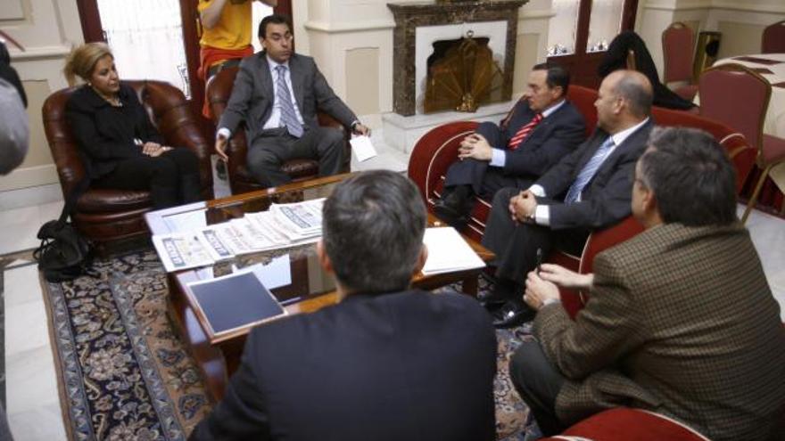 Los representantes del Ayuntamiento, Diputación y Cámara de Comercio, en la reunión mantenida ayer.