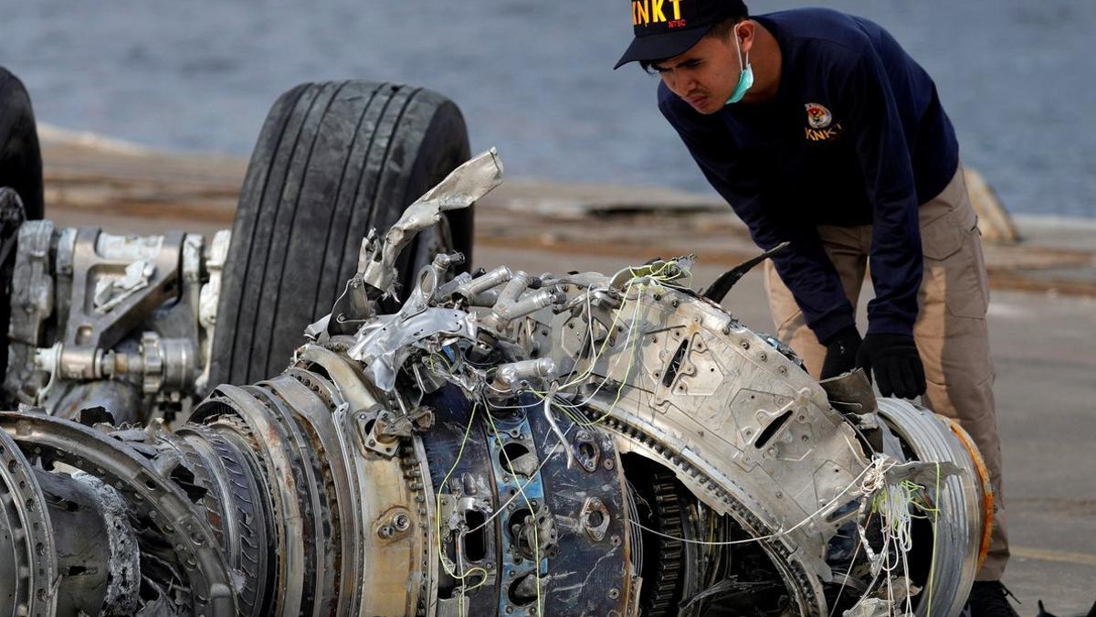 Un oficial indonesio examina el motor de una turbina del vuelo de Lion Air en Yakarta, Indonesia