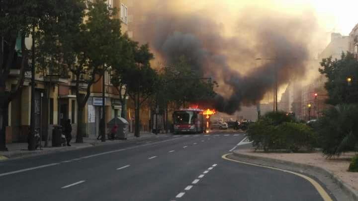 Un autobús de la EMT se incendia en Valencia