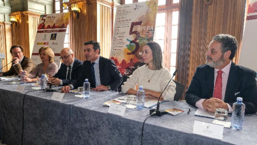 De izda. a dcha.: Tilman Kuttenkeuler, Encarna Galván, Antonio Morales, Óscar Muñoz, Guacimara Medina y Ulises Jaén, ayer, durante la presentación.