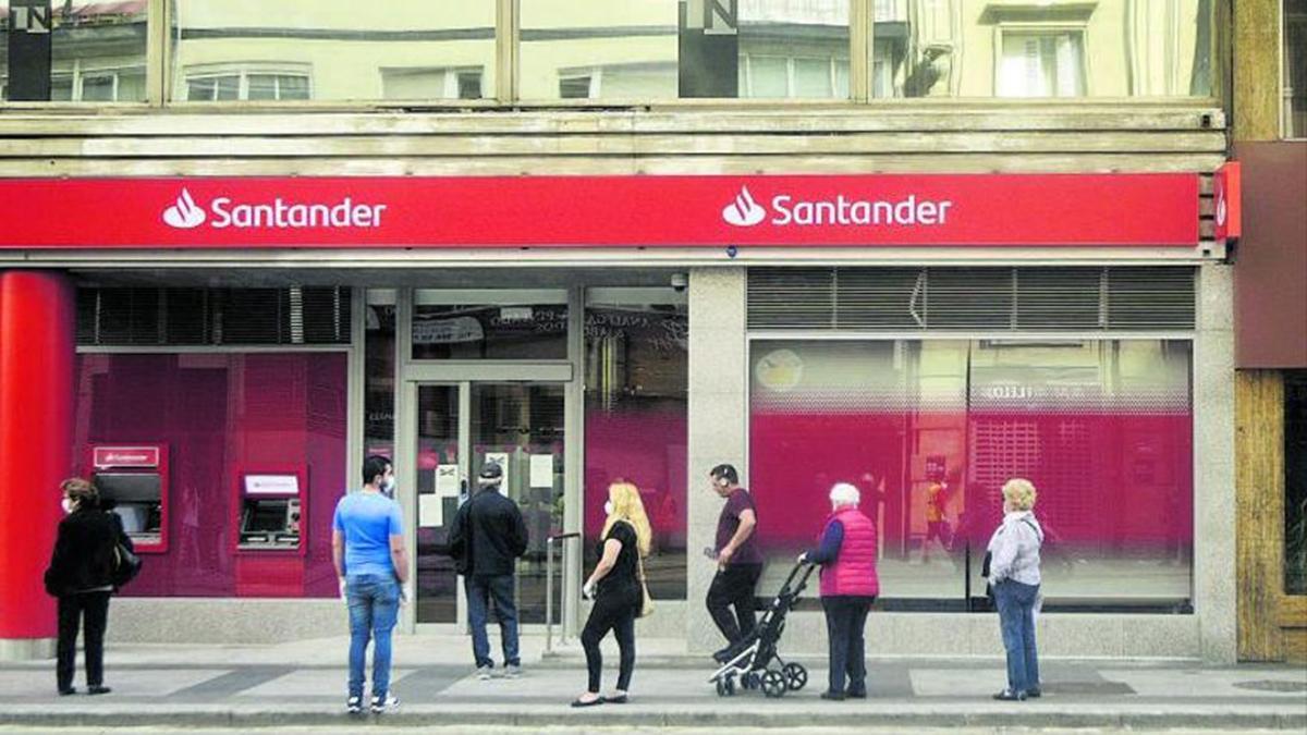 Usuarios hacen cola en un cajero del banco Santander durante el periodo del confinamiento por coronavirus en Murcia, en abril de 2020