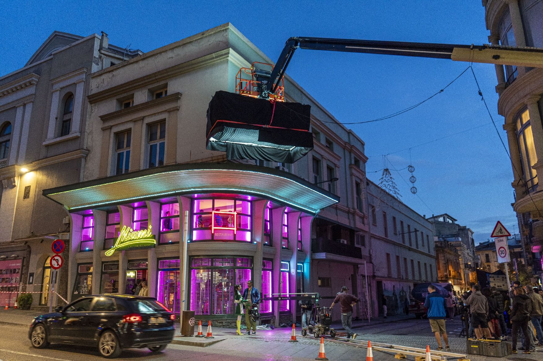 L'entorn del bar Miami de Manresa acull aquest divendres al vespre el rodatge d'un anunci publicitari