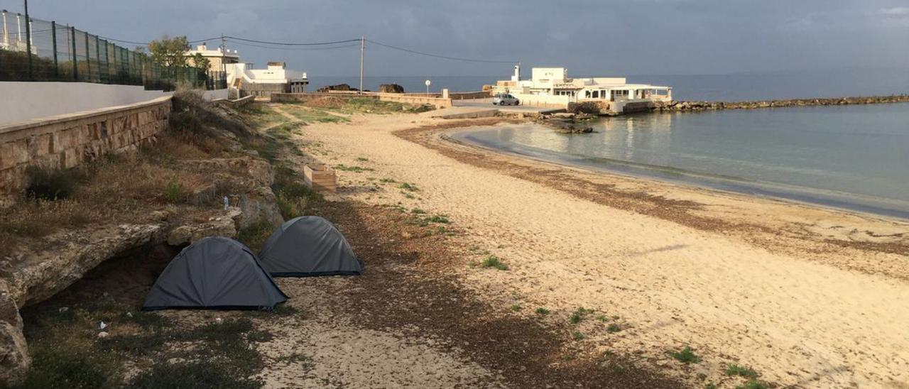 Playa del Peñón de Palma, una mañana de mayo a las nueve. Después de las caravanas, vivir en tiendas de campaña.