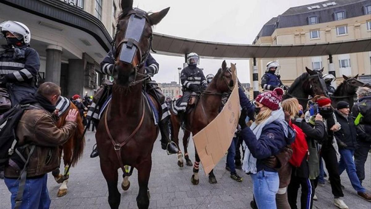 Casi 500 detenidos en Bruselas tras una marcha contra las restricciones