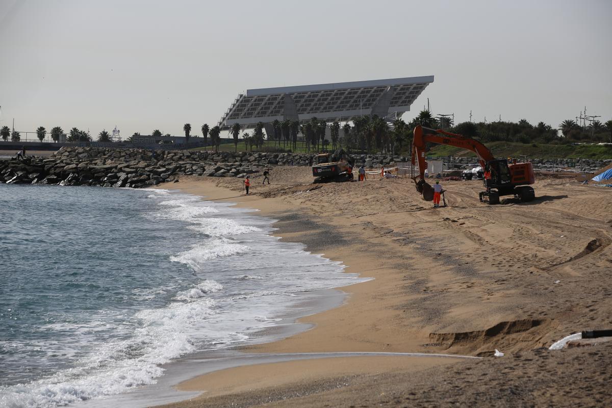 Obras para extender un cable submarino en la playa cancerígena de Sant Adrià