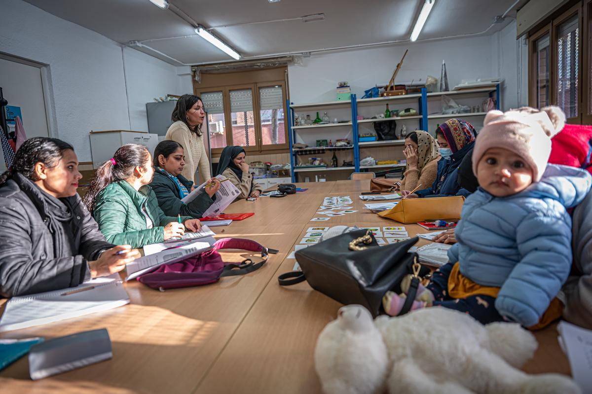 Clases en la escuela popular para adultos de la asociación Martinet Solidari, que imparte educación continua a adultos ante la falta de una escuela oficial