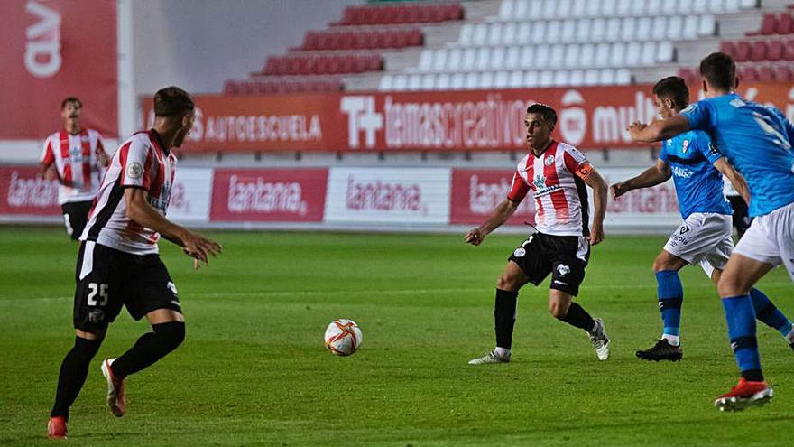  Dani Hernández habilita a Baselga en una clara acción de ataque rojiblanca.