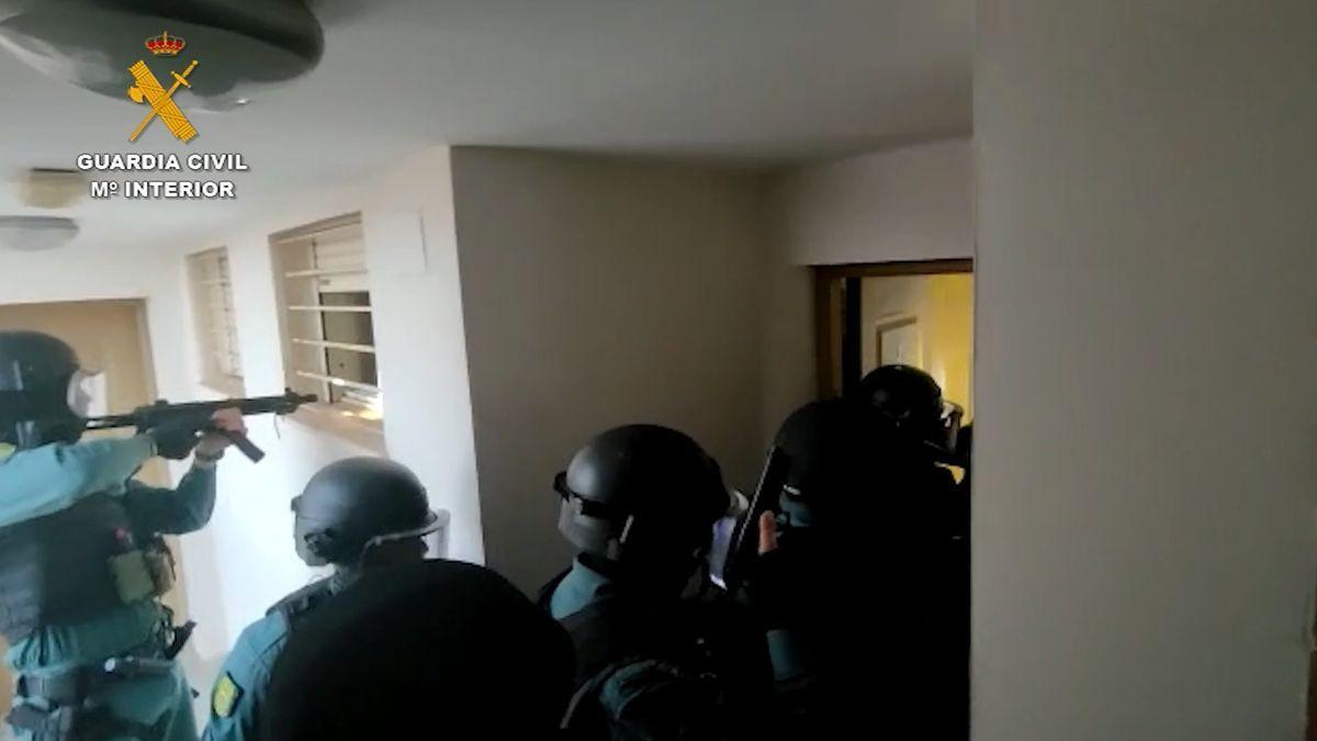 La Guardia Civil se dispone a entrar en la casa de uno de los detenidos.