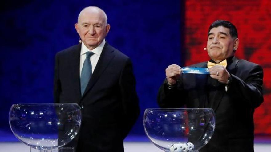 Maradona mostra el paper amb el nom d&#039;Espanya davant de l&#039;exjugador soviètic Nikita Simonyan