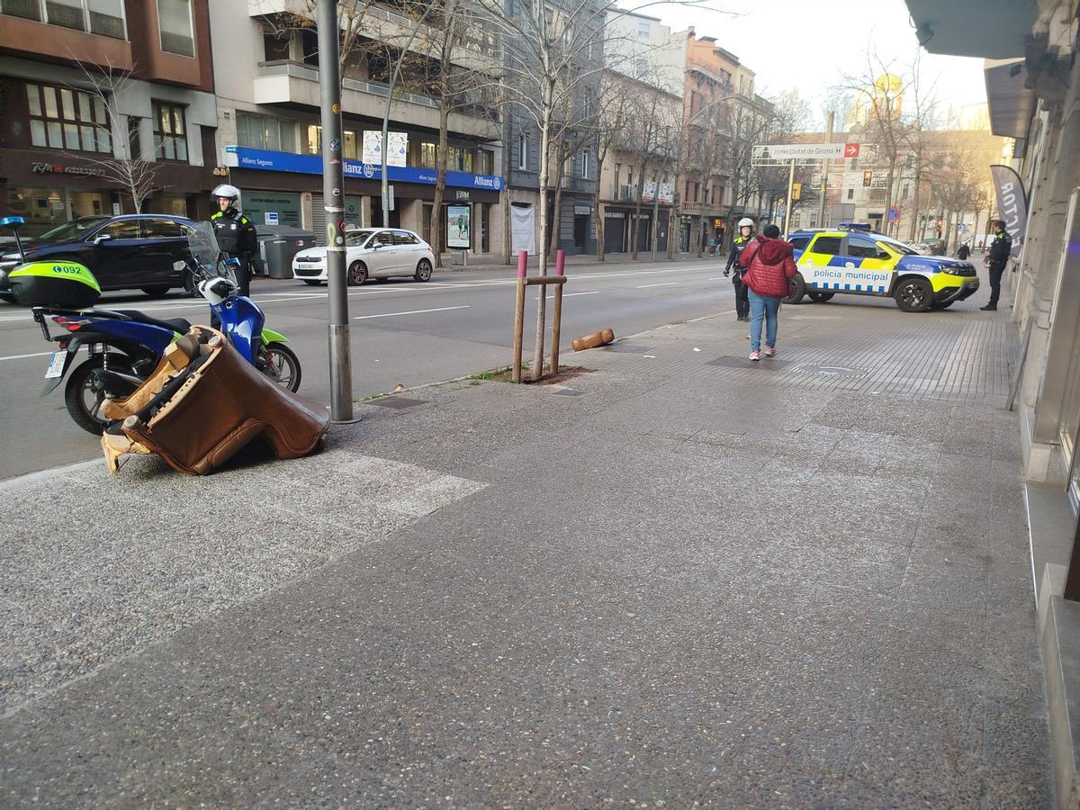 La butaca i diversos policies de Girona a la zona dels fets.