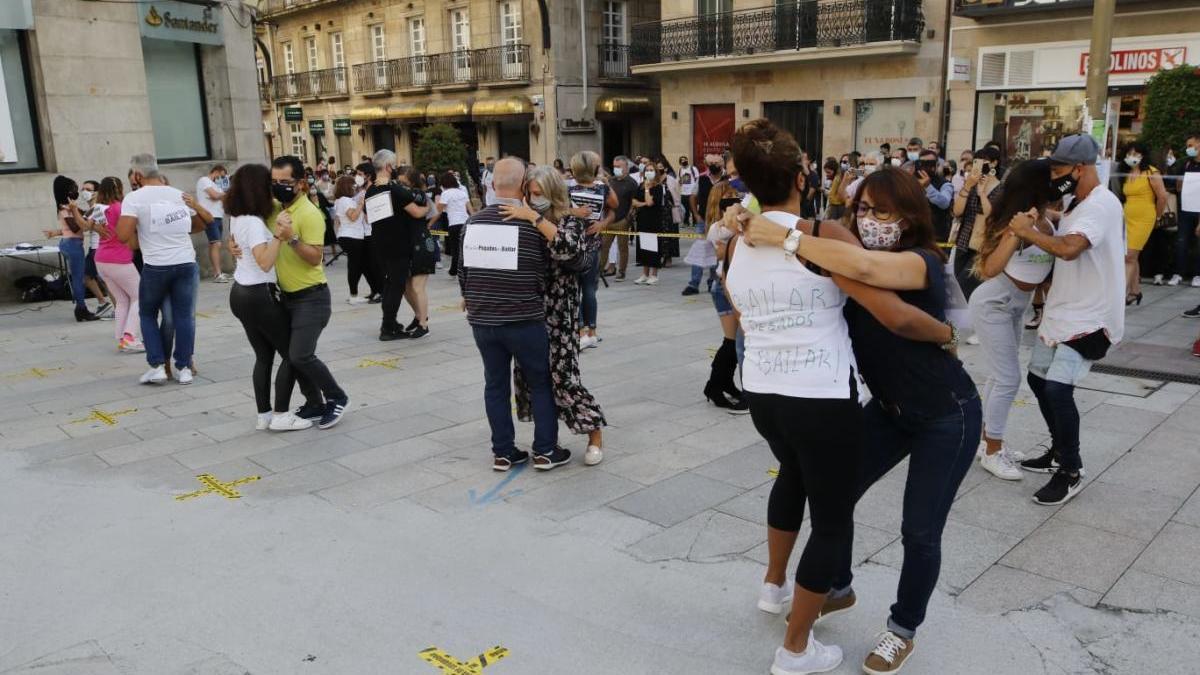 Docenas de parejas bailan agarrados en la Porta do Sol. // Alba Villar