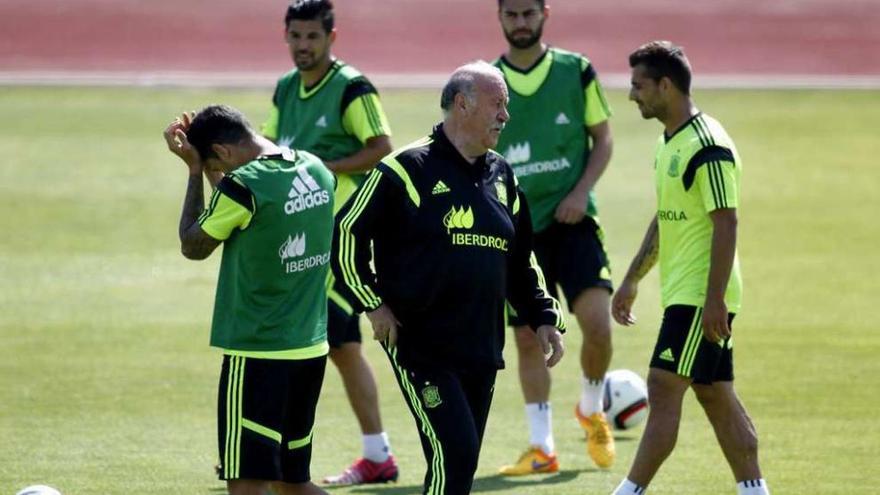 Jonny, a la derecha, con Nolito (izquierda) en un anterior entrenamiento de la selección. // Efe