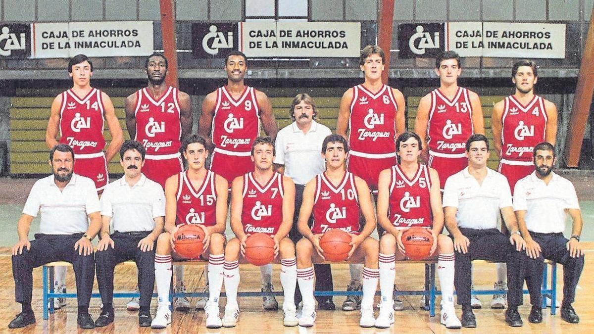 Javi Mara, con el 15 abajo; Pepe Arcega, con el 10; y Fernando Arcega, arriba con el 8, en el CAI Zaragoza de la temporada 1986-1987.