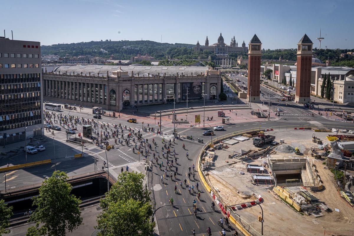 Festa de la Bici 2026. miles de participantes recorren las calles de Barcelona durante la pedalada popular de la Festa de la Bici, una marcha de 12 kilómetros que atraviesa algunos de los espacios más emblemáticos de la ciudad, entre ellos plaza Espanya, Paral·lel, plaza Catalunya, paseo Picasso o la calle Marina. La jornada, ha incorporado actividades vinculadas al próximo paso del Tour de Francia por Catalunya. A 31 de mayo de 2026. Barcelona. AUTOR: Manu Mitru | EPC