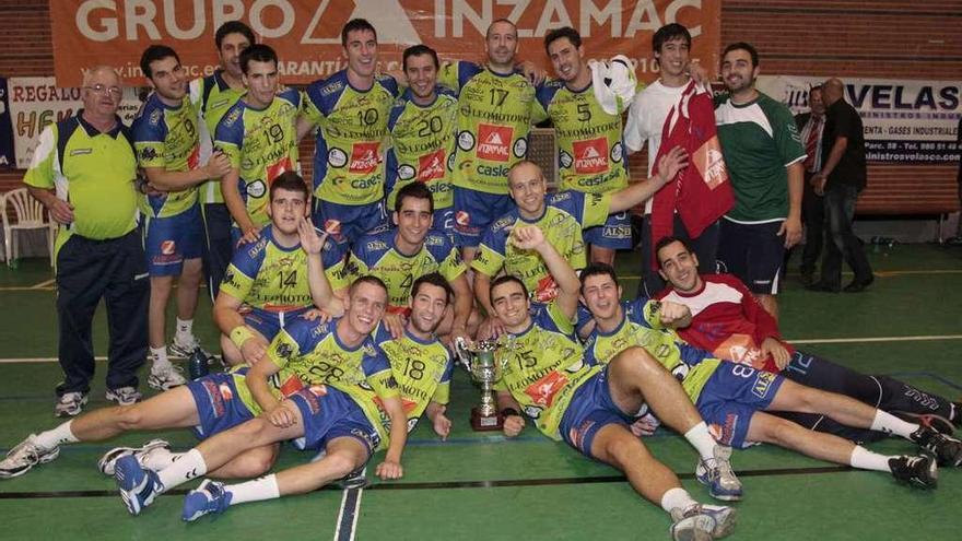 El primer equipo del Balonmano Zamora ya sabe lo que es ser jugar y ganar este trofeo