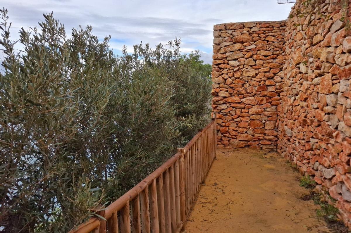 El muro en el que termina la senda de la Llobatera