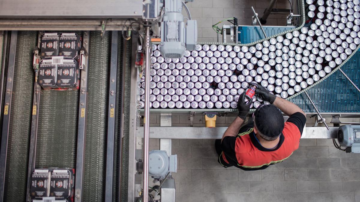 Operario en la fábrica de cervezas de Estrella Galicia