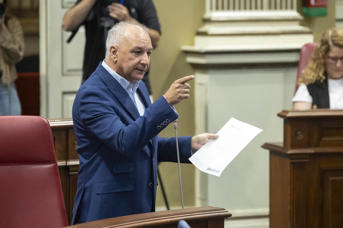 El portavoz de NC, Luis Campos, durante una intervención en el Parlamento.