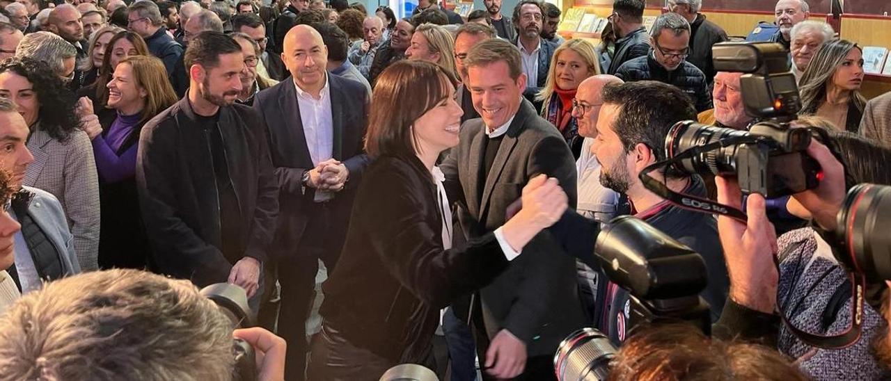 La nueva secretaria general del PSPV, Diana Morant, saluda a líder provincial en Castellón, Samuel Falomir, en Valéncia.