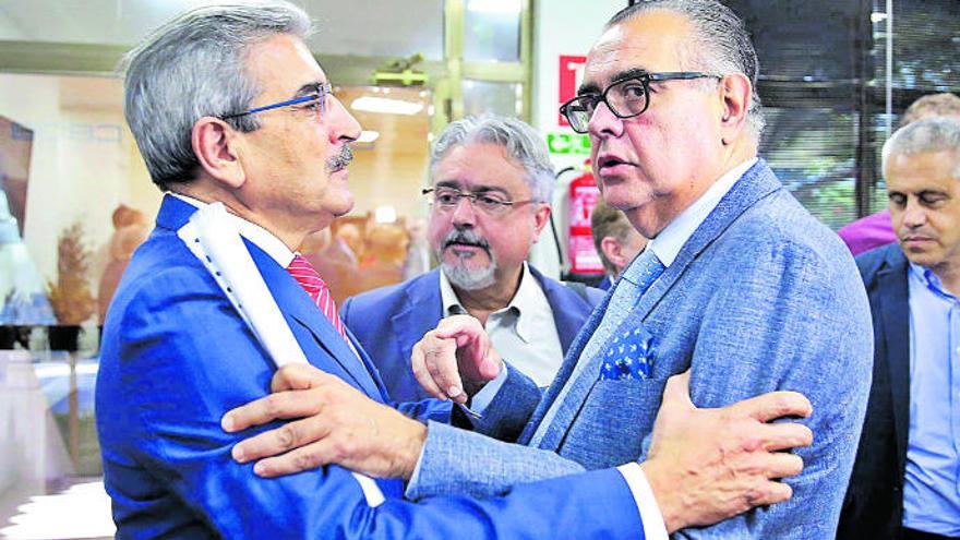 El vicepresidente y consejero de Hacienda, Román Rodríguez (izquierda), saluda al presidente de la patronal tinerfeña, José Carlos Francisco.