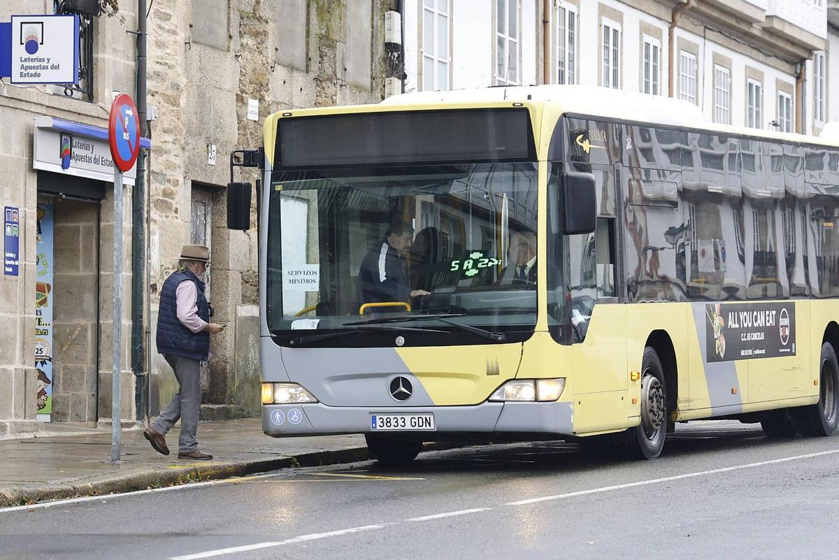 Un bus urbano de los servicios mínimos hace parada en San Roque durante un día de huelga en diciembre
