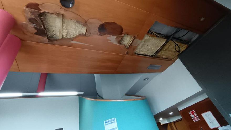 Estado del techo del ambulatorio de Raíces. | LNE